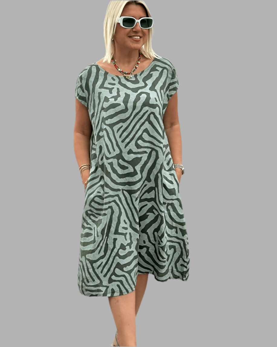 Robe d'été verte Danoir Paris Nelia avec col rond et joli imprimé, tissu léger et fluide pour un style décontracté.