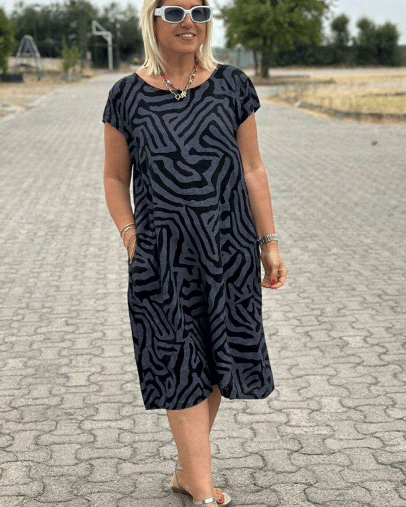 Robe d'été Danoir Paris Nelia avec col rond et imprimé floral vert, légère et élégante pour la saison chaude.