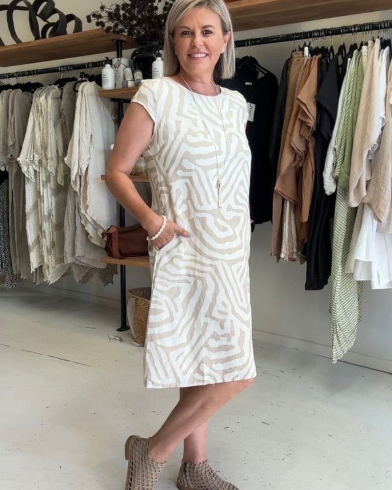 Robe d'été Danoir Paris Nelia avec col rond, imprimé floral vert, tissu léger, style élégant et confortable.