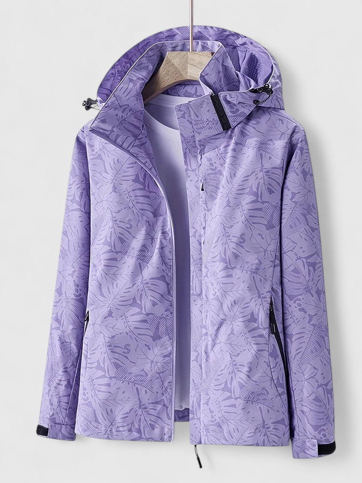 Veste élégante verte Danoir Paris Thanyelle en tissu fin, portée ouverte avec col classique et manches longues.