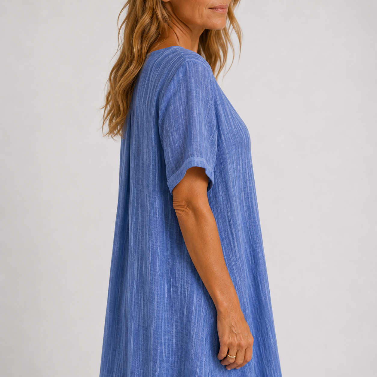 Robe longue fluide violette Danoir Paris avec décolleté en V et tissu léger, portée élégante et élégante.