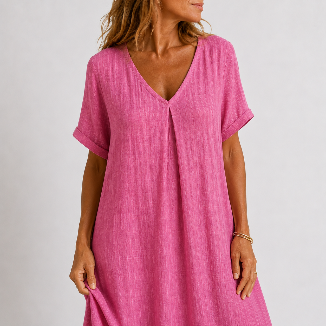 Robe longue fluide violette Danoir Paris portée, en tissu léger et élégant, avec détail de coupe flatteur.