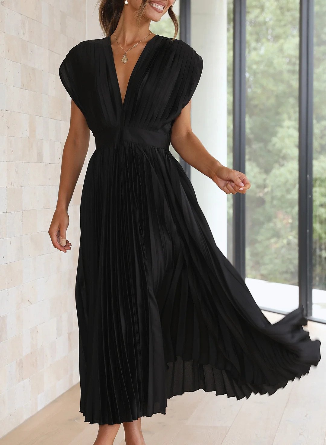 Robe longue élégante Chiara de Danoir Paris en tissu vert, taille XS, portée avec détails sophistiqués.