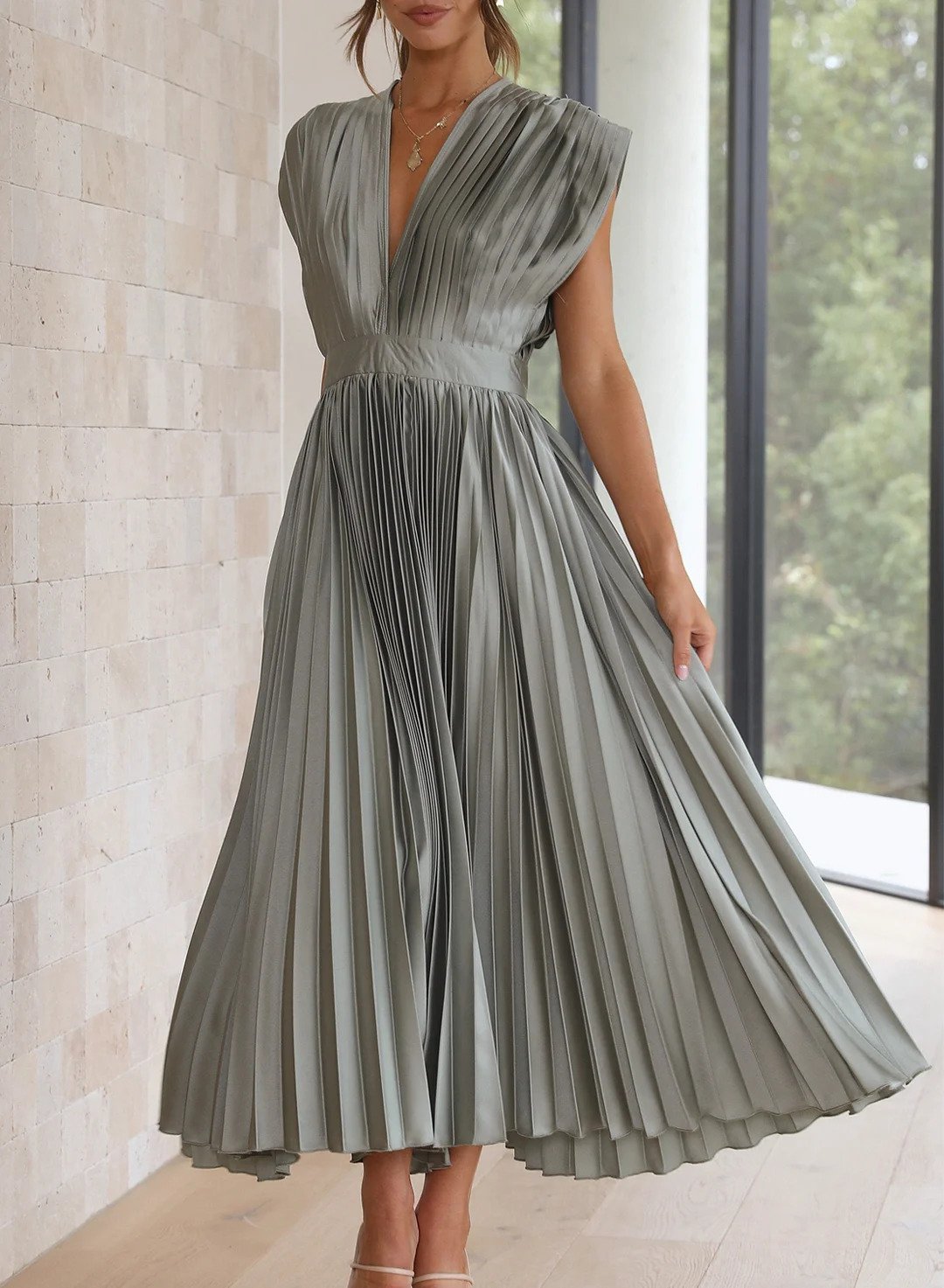 Robe longue élégante Chiara en vert de Danoir Paris, tissu fluide, coupe flatteuse, portée chic pour femmes.