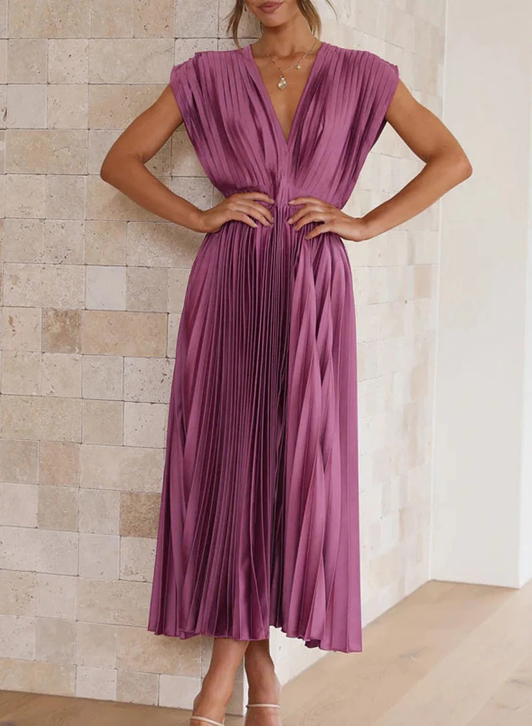 Robe longue élégante Chiara de Danoir Paris en tissu vert, robe longue sophistiquée pour femmes, vue de face.