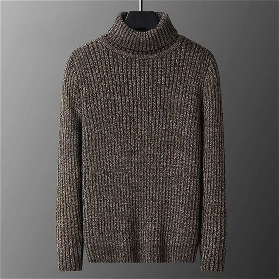 Pull col roulé vert pour homme Danoir Paris, en laine douce, porté, détail du col montant et coupe ajustée.
