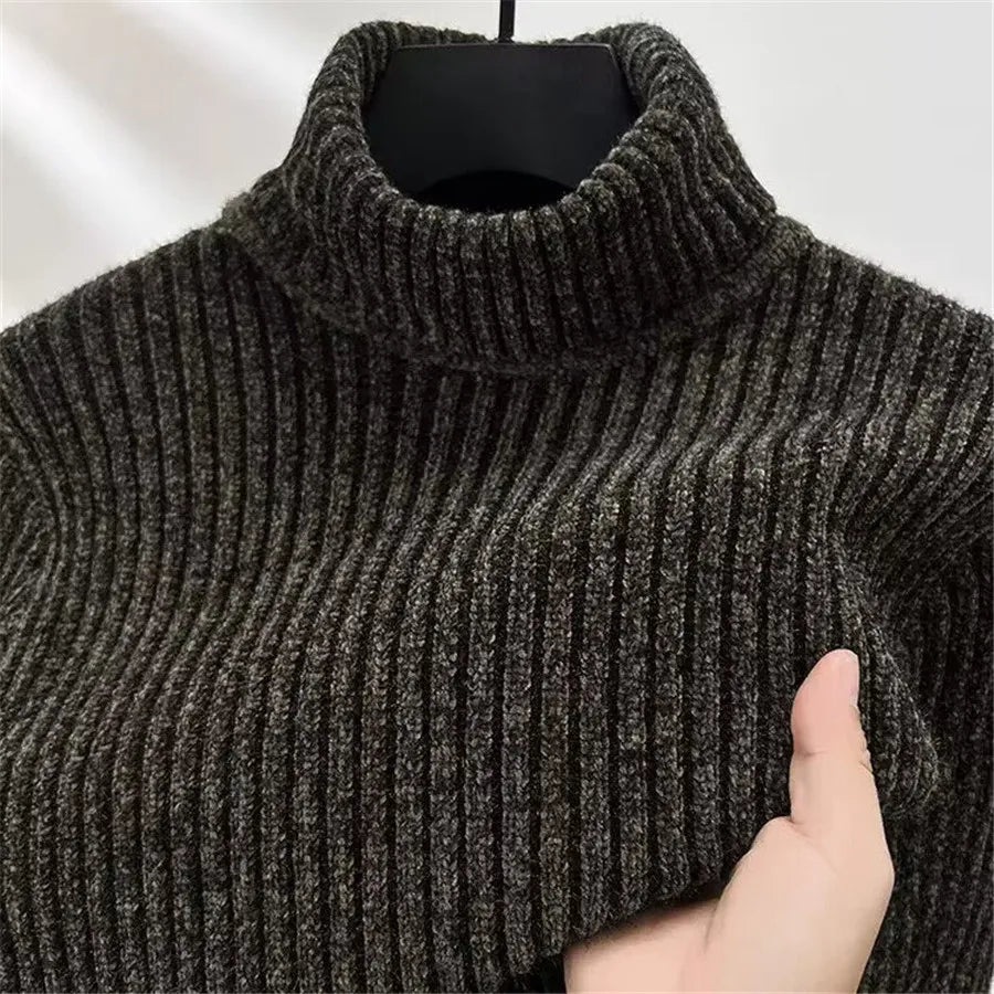 Pull col roulé pour homme Danoir Paris en vert, détail de la texture et coupe ajustée.