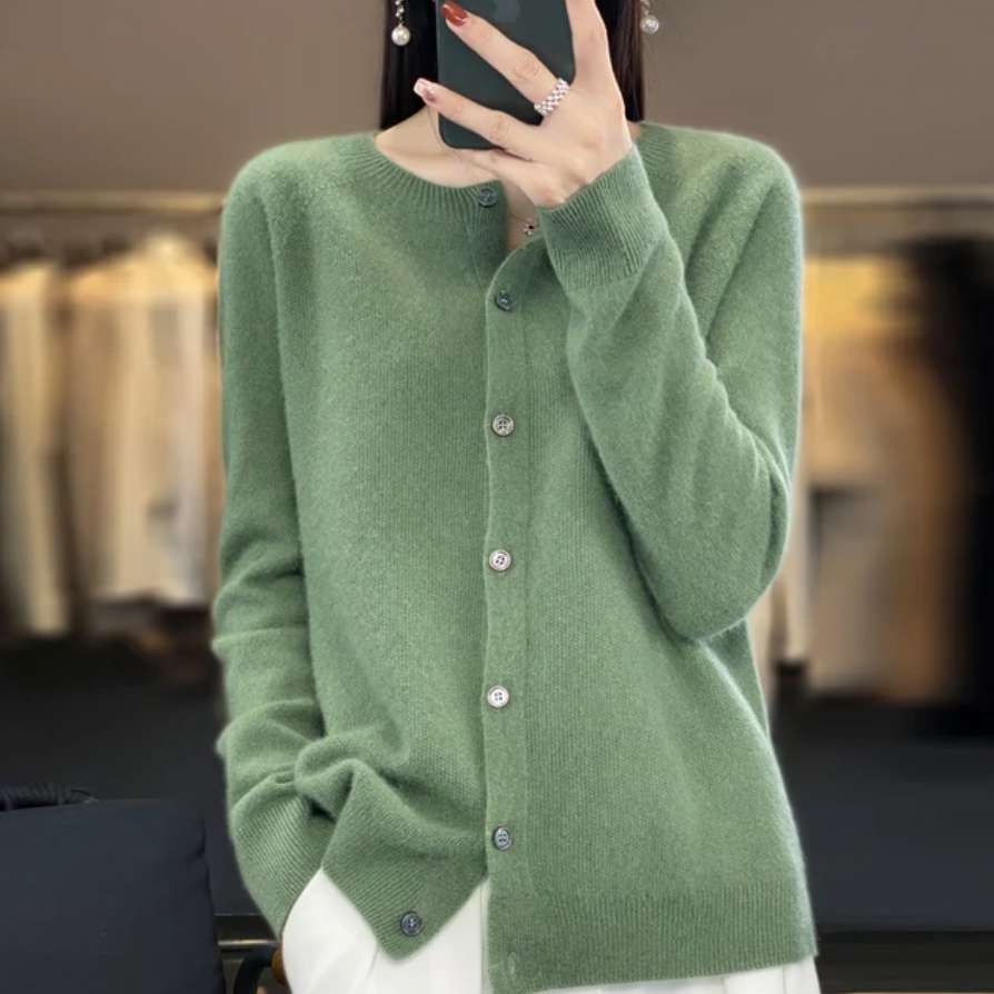 Chandail douillet automnal Annika de Danoir Paris en vert, tricoté chaud et confortable pour l'automne.