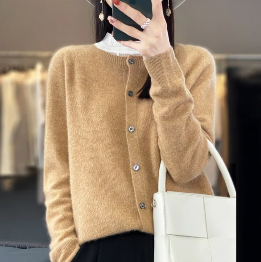 Pull laineux vert Danoir Paris Annika, chandail automnal douillet avec col rond et manches longues, porté sur mannequin.