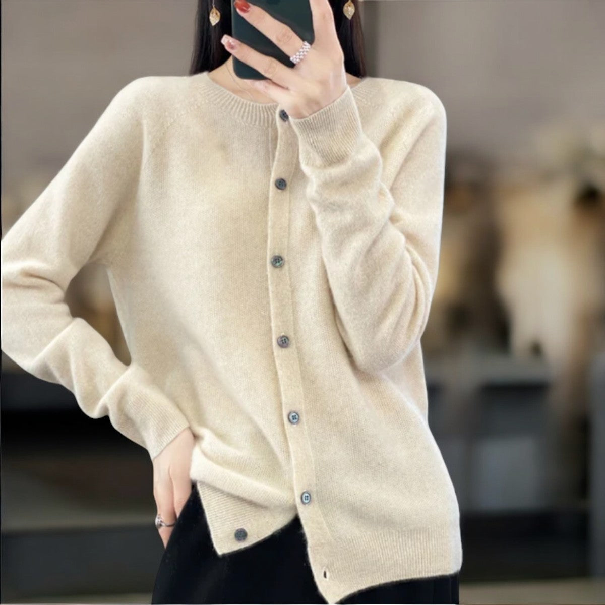 Pull en cachemire vert Manon de Danoir Paris, chandail douillet et élégant pour femme, porté sur un mannequin.