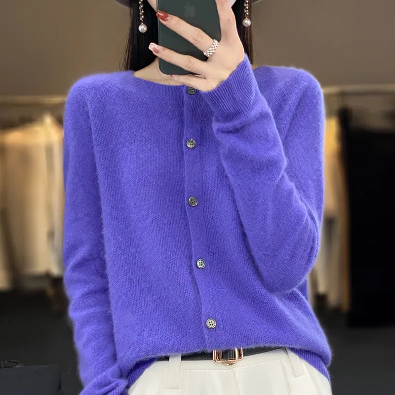 Chandail douillet en cachemire vert Manon de Danoir Paris, doux et chaud, porté par un mannequin.