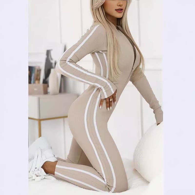 Combinaison sportive ajustée beige Danoir Paris, vêtement de sport pour femmes en taille XS, détail du tissu confortable.