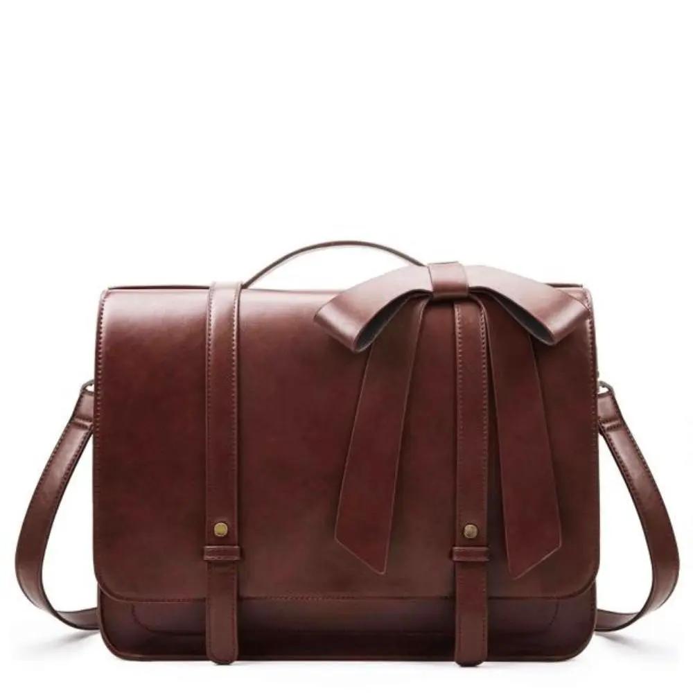 Sac rétro Knoten de Danoir Paris en bleu et rose, design twist avec poignées en cuir et style vintage élégant.