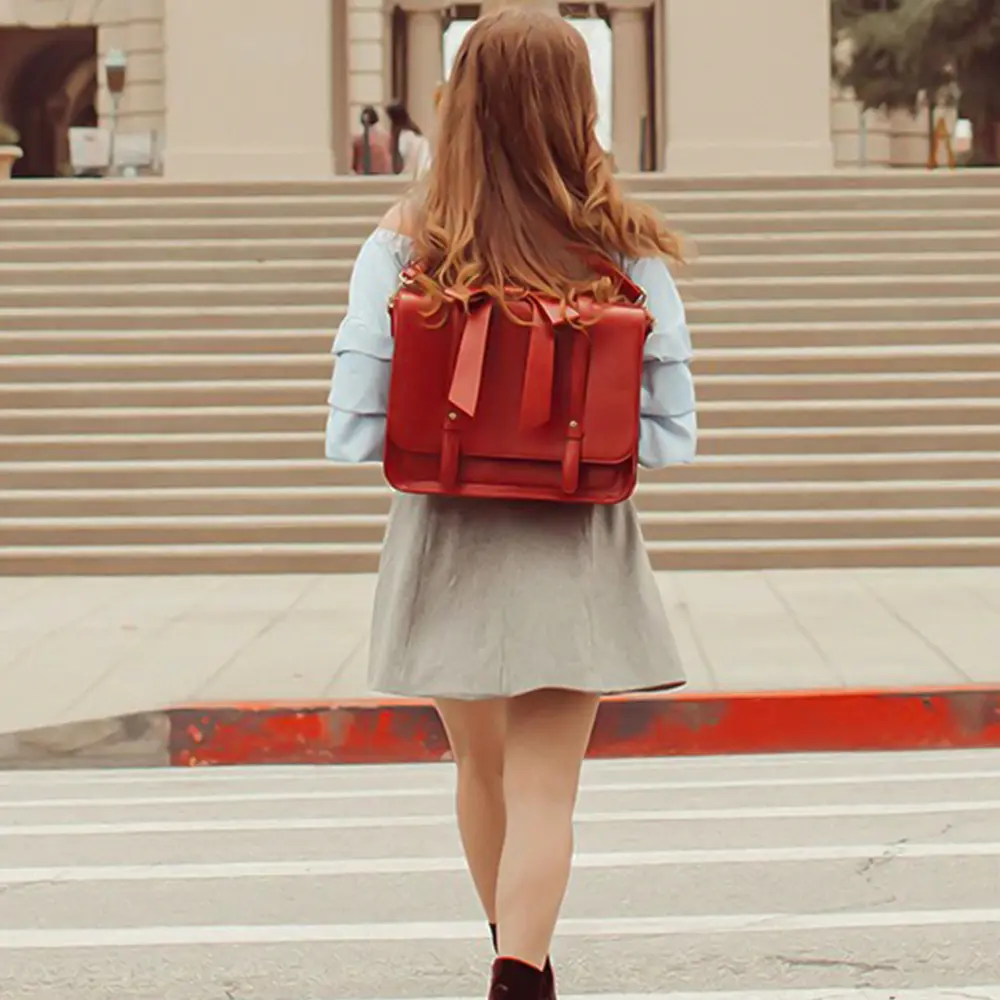 Sac rétro Knoten Twist en bleu-rose de Danoir Paris, sac à main en vinyle avec design torsadé et style vintage.