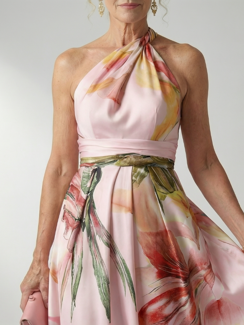 Robe longue florale légère Amiel de Danoir Paris, en tissu blanc avec motifs floraux, portée fluide et élégante.