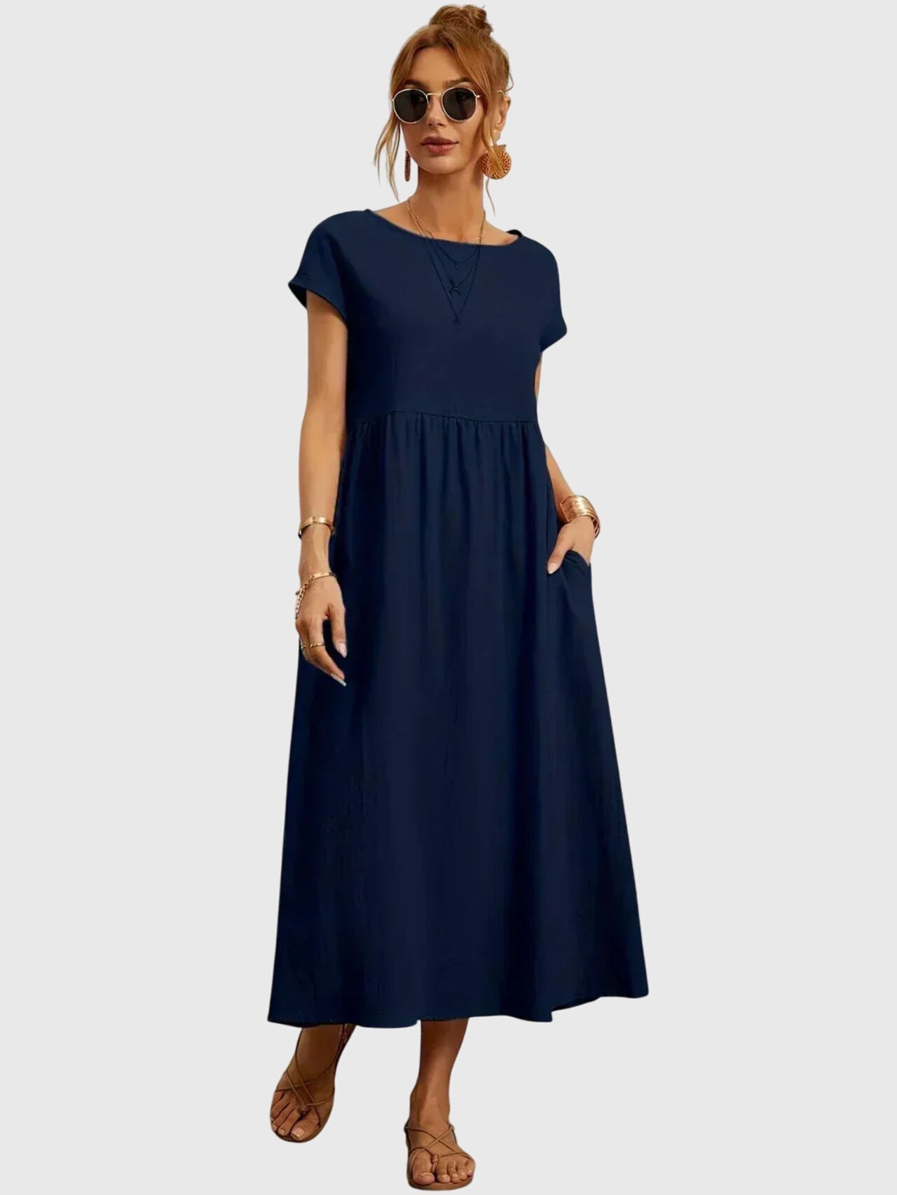 Robe décontractée Giselle™ avec poches, en tissu blanc, de la marque Danoir Paris, portée en style casual.