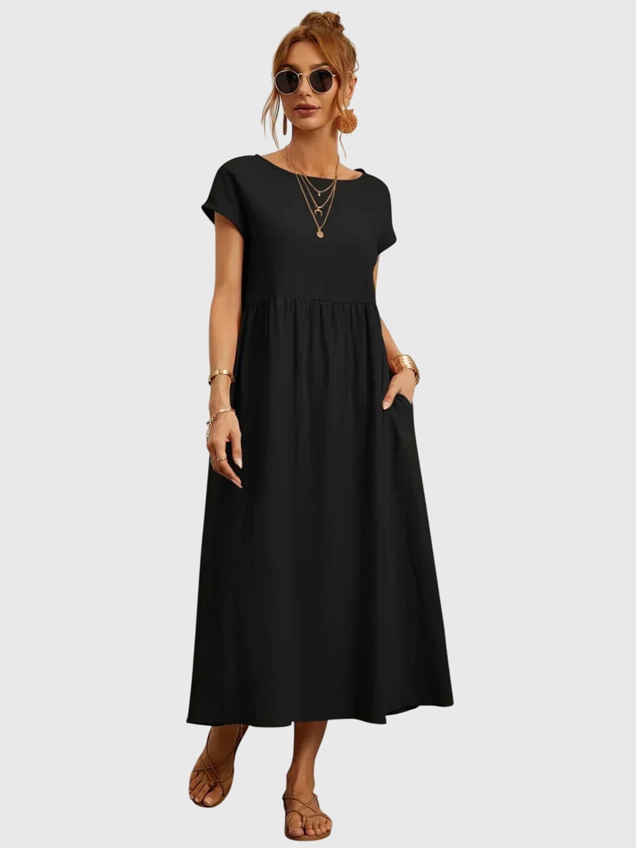 Robe décontractée Giselle™ avec poches, en blanc, de la marque Danoir Paris, portée avec manches courtes et coupe fluide.