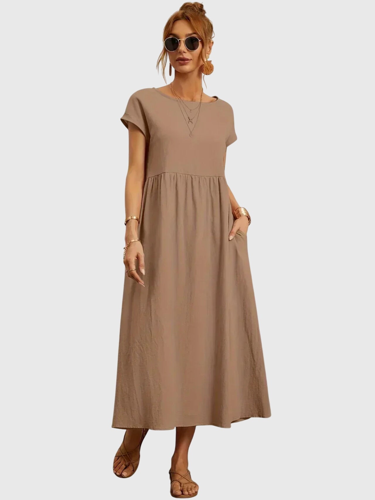 Robe décontractée Giselle™ de Danoir Paris, blanche, avec poches, vue de face sur un fond neutre.