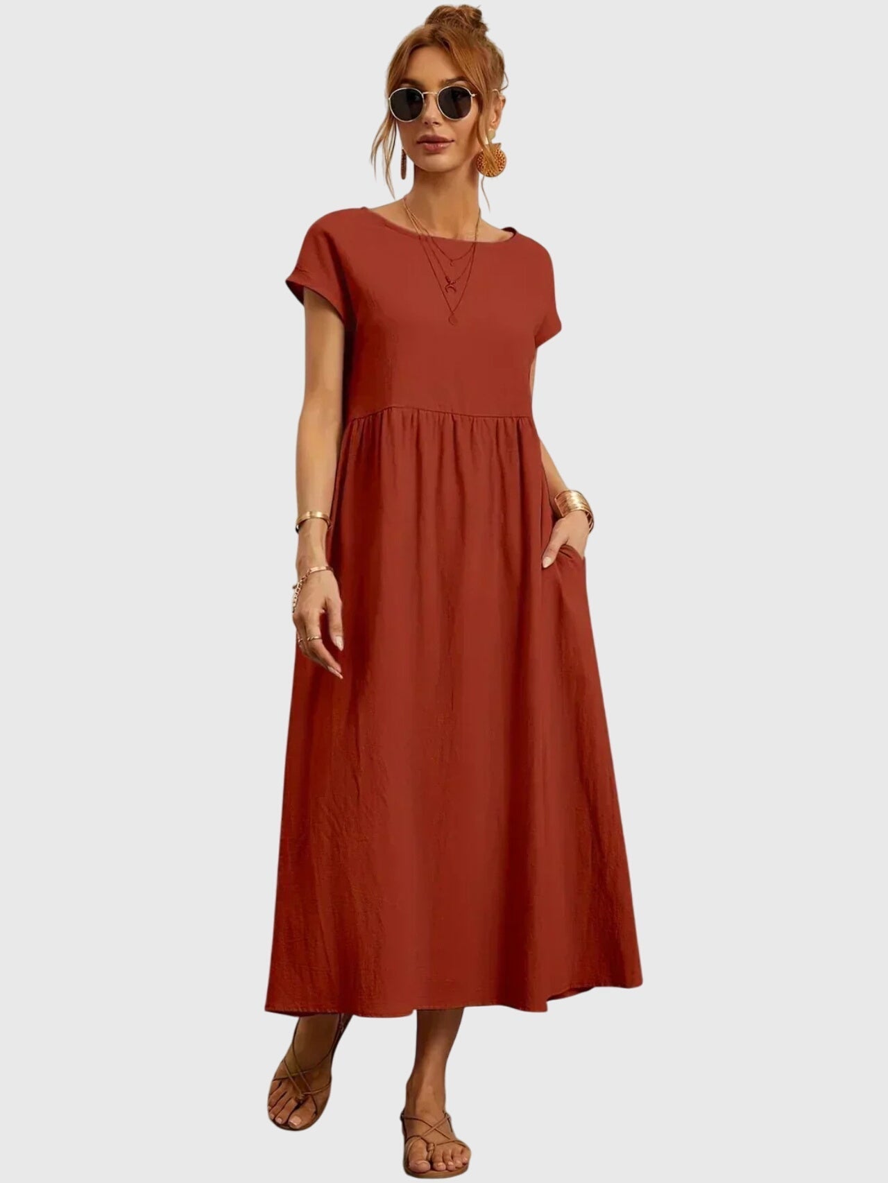 Robe décontractée Giselle™ avec poches de Danoir Paris, en tissu blanc, portée décontractée, vue de face.
