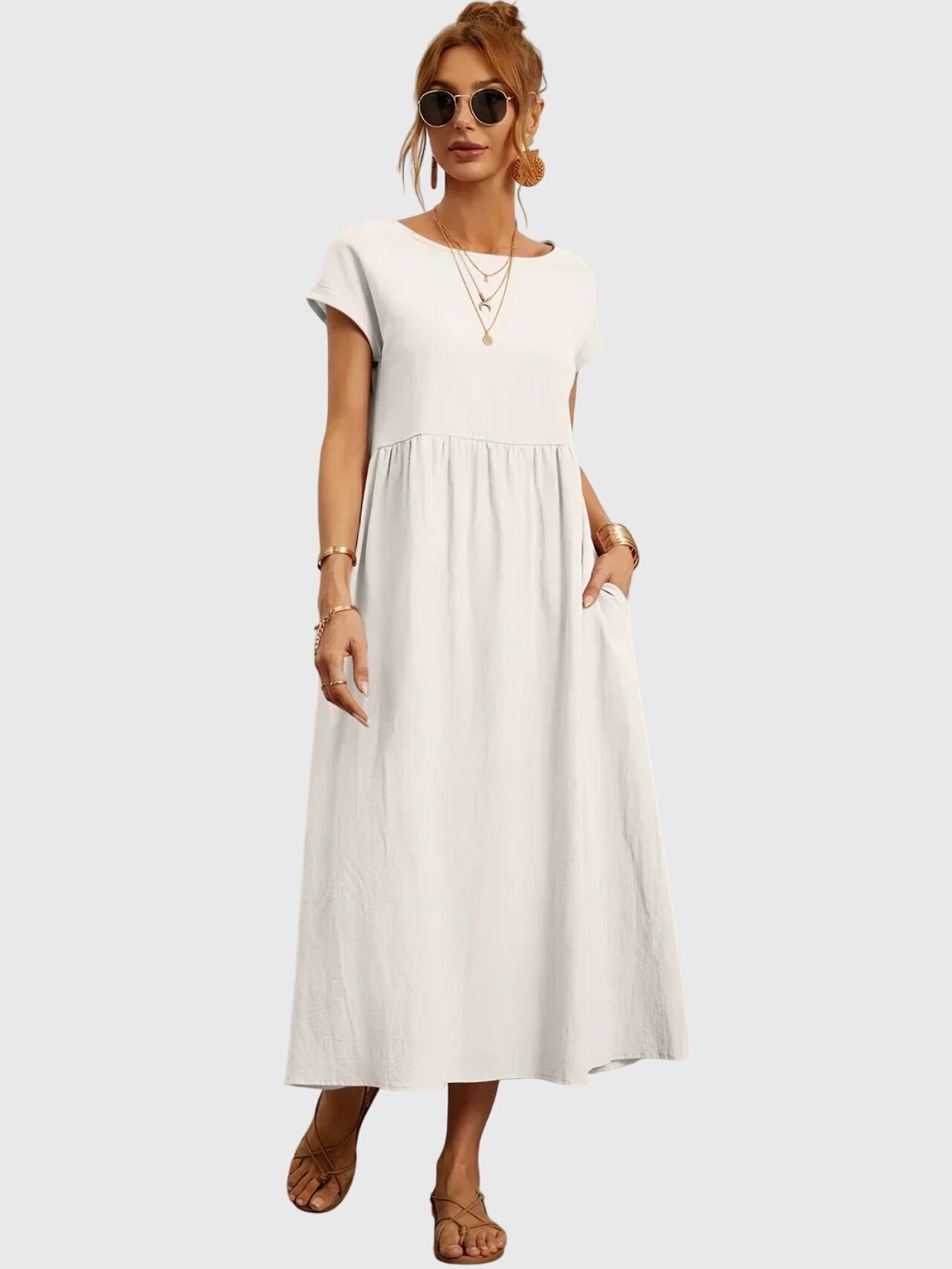 Robe décontractée Giselle™ de Danoir Paris en blanc avec poches, tissu léger et coupe confortable pour un style casual.