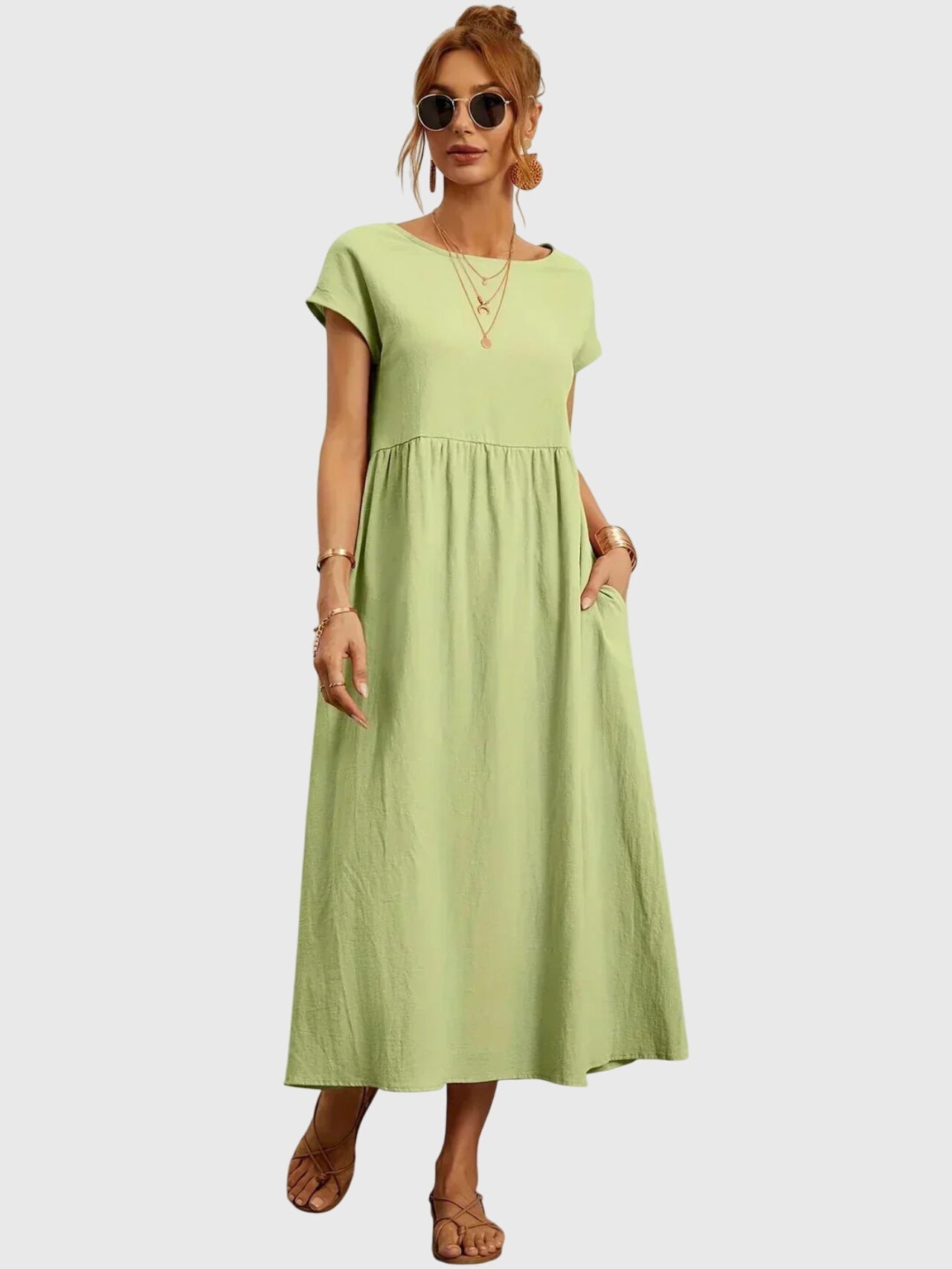 Robe décontractée Giselle™ avec poches de Danoir Paris, coupe blanche élégante, en tissu léger et confortable.
