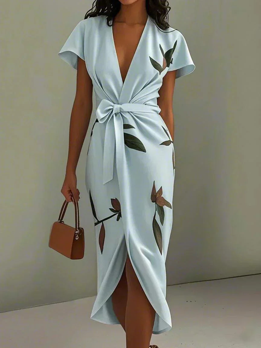 Robe portefeuille élégante Harper™ blanche de Danoir Paris, courte et fluide, portée avec ceinture pour un look chic et sophistiqué.