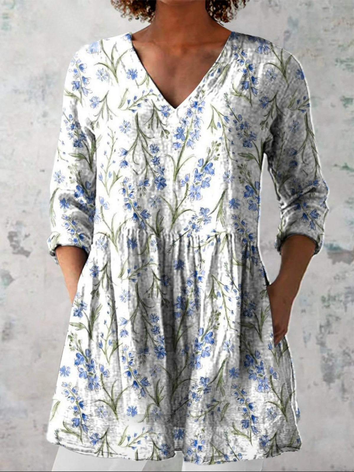 Blouse longue blanche Danoir Paris Jeanne avec décolleté en V, léger et élégant, portée avec manches longues et tissu fluide.