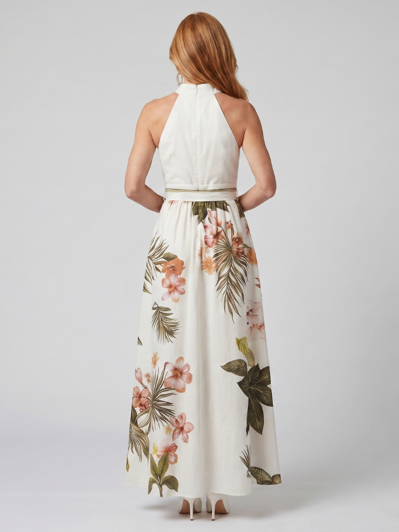 Robe maxi blanche Danoir Paris Meadow avec drapé, col halter et panneau botanique, portée élégante et fluide.