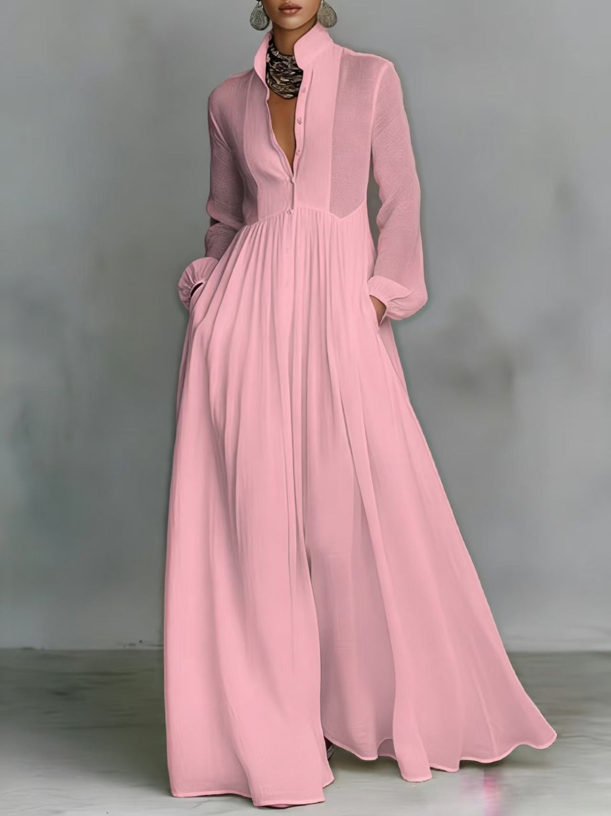Robe longue fluide blanche Danoir Paris Serena avec boutons devant et coupe élégante, portée décontractée ou habillée.
