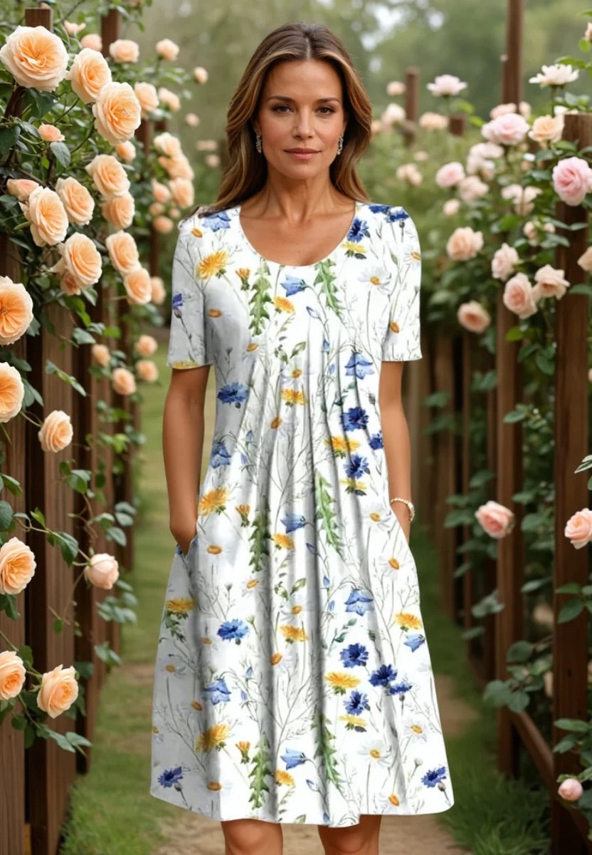 Robe midi aérée élégante Celeste pour femmes, avec motifs floraux multicolores, de la marque Danoir Paris.