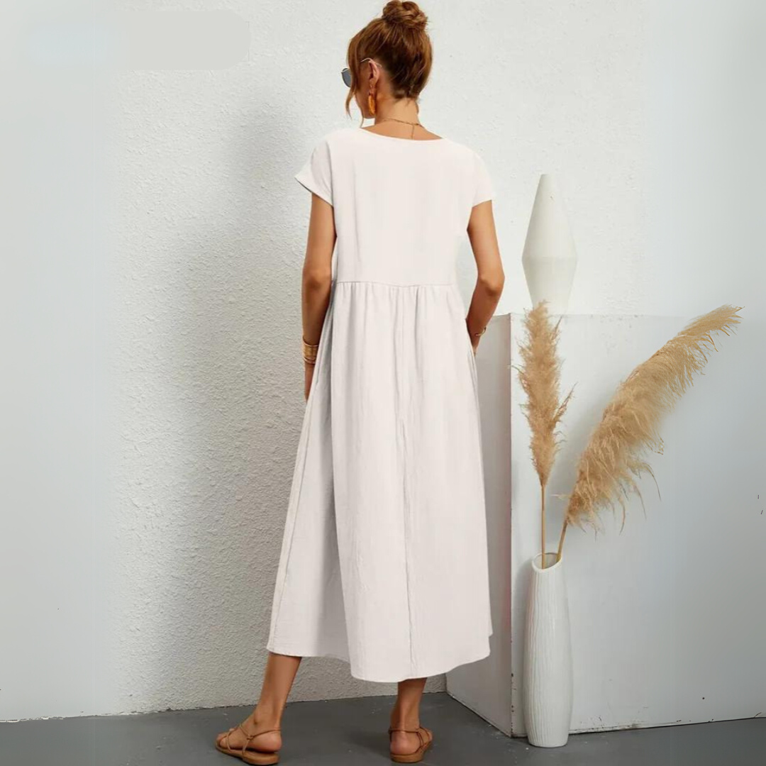 Robe midi décontractée en coton blanche pour femmes, Isla de Danoir Paris, vue de face avec col rond et manches courtes.