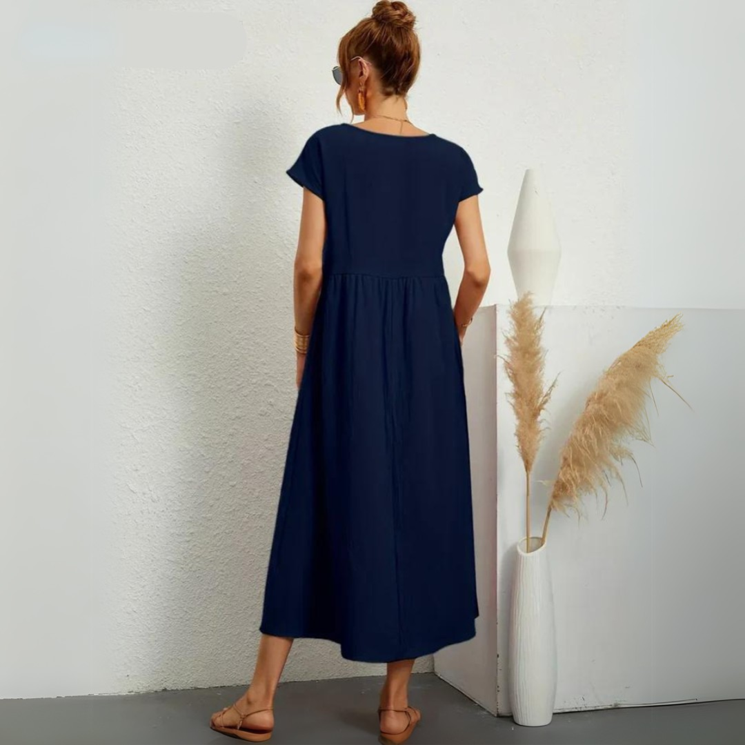 Robe midi décontractée en coton blanche pour femmes, Danoir Paris, style élégant et confortable, portée sur une femme.