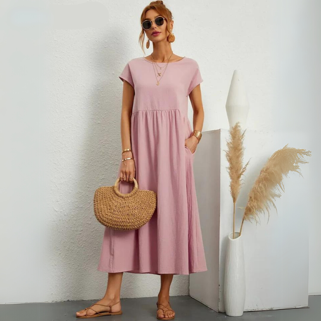 Robe midi décontractée en coton blanche pour femmes, modèle Isla de Danoir Paris, portée sur un fond neutre.