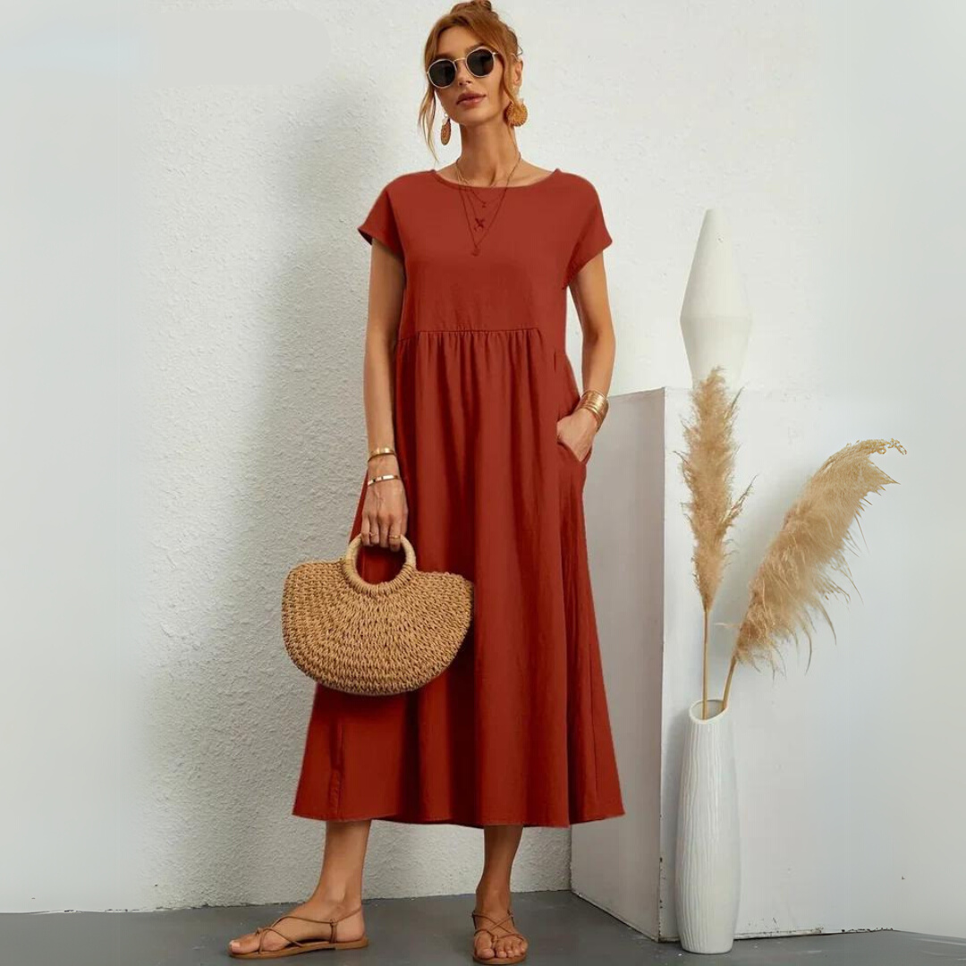 Robe midi décontractée en coton blanche pour femmes, modèle Isla de Danoir Paris, portée sur un fond neutre.