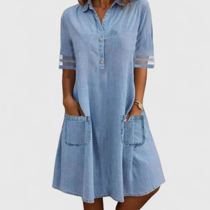 Robe en denim flatteuse pour femmes de la marque Danoir Paris, style Bretagne, portée et détails visibles sur l’image.