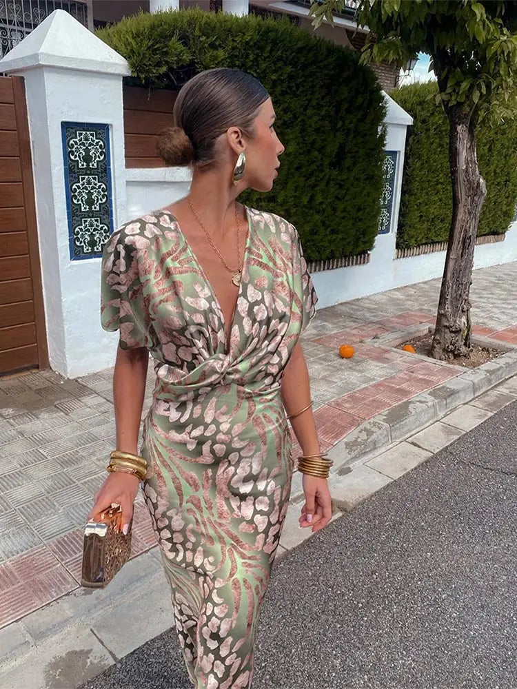 Robe midi pour femmes Emmeline™ en cuivre de Danoir Paris, élégante et fluide, portée sur un modèle.