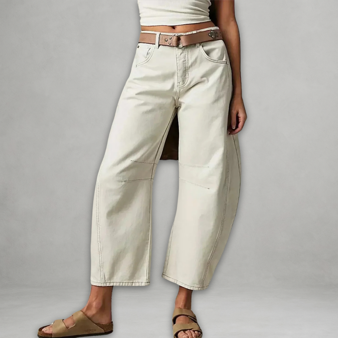 Pantalon femme beige Sabri de Danoir Paris, jeans baggy chic, coupe décontractée, porté avec une blouse blanche.