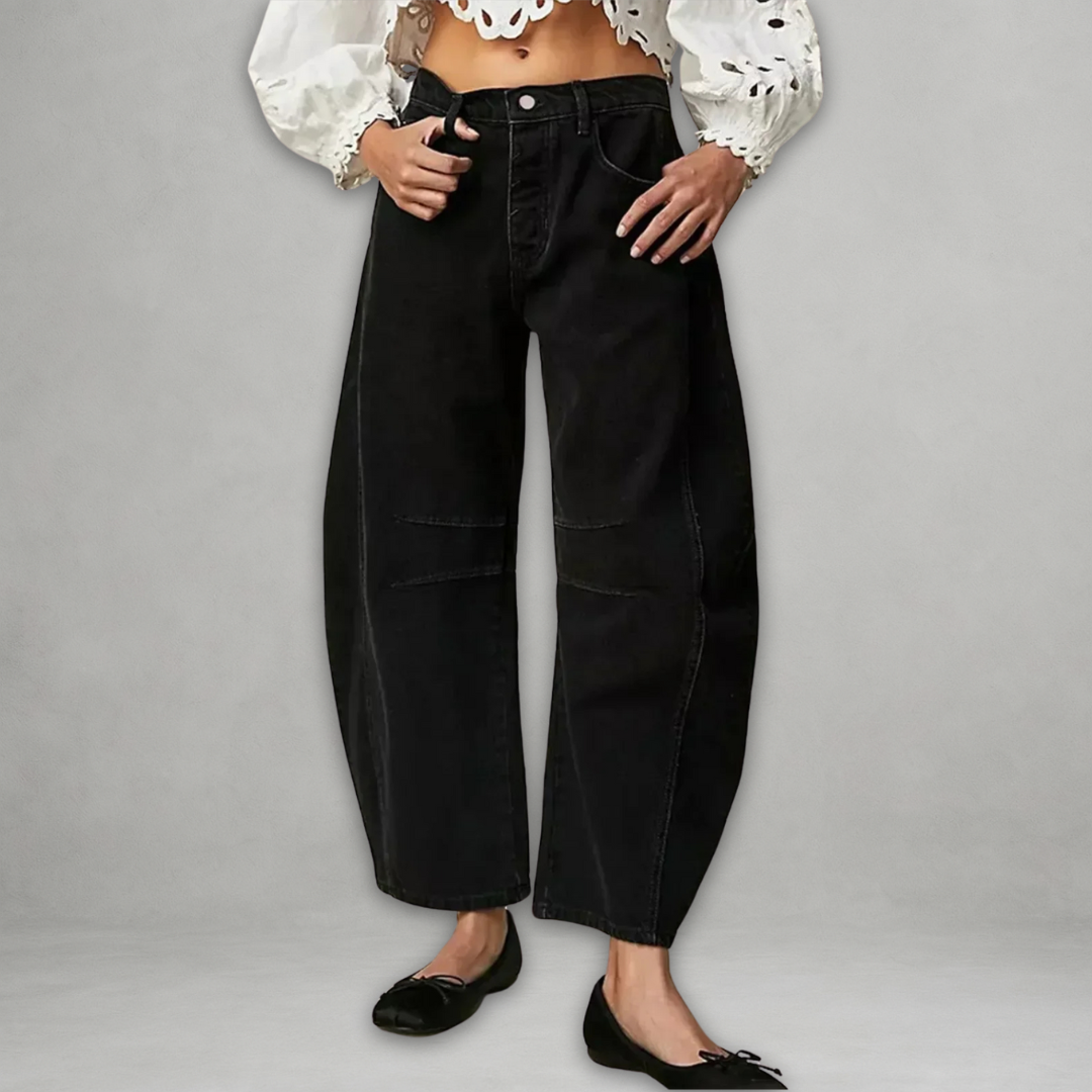 Pantalon femme beige Sabri Danoir Paris, jeans baggy chic, coupe décontractée, porté avec style.