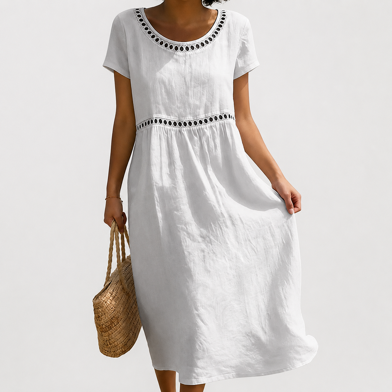 Robe pour femmes Danoir Paris Livia en tissu noir avec broderies délicates, coupe élégante et féminine.