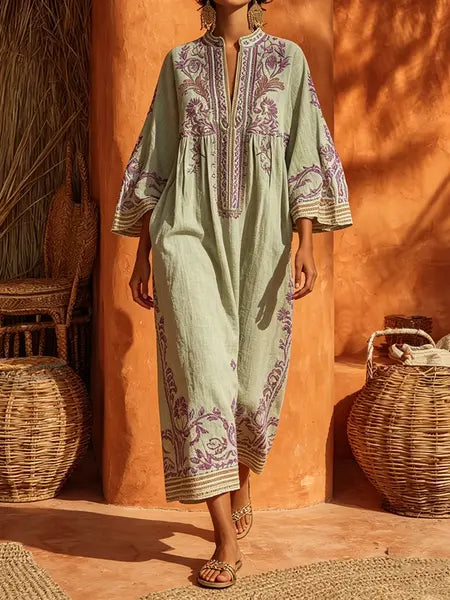 Robe brodée souple pour femmes en tissu vert avec motif jasmin, marque Danoir Paris, vêtement élégant et confortable.