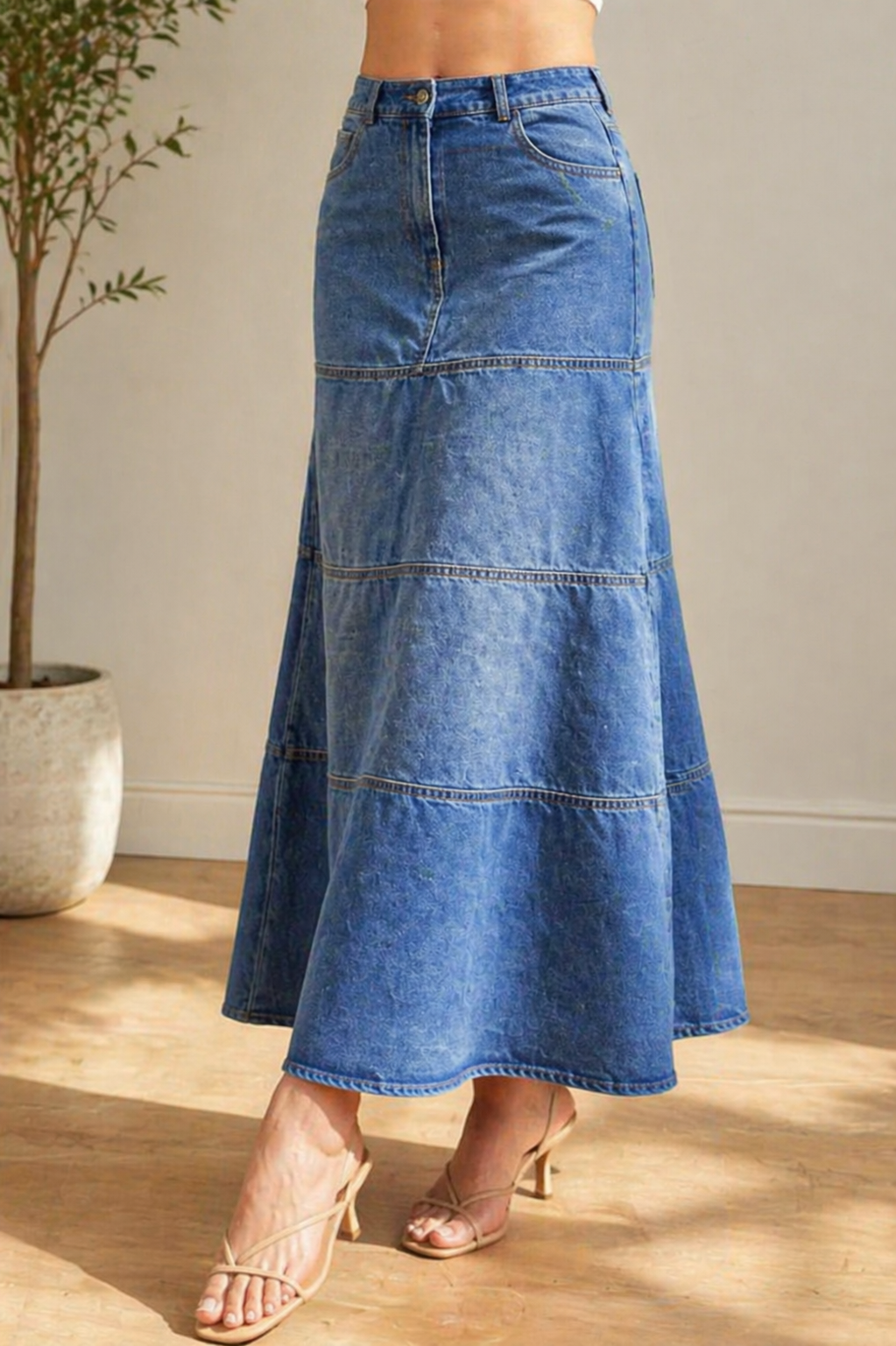 Jupe en jean mi-longue pour femme Danoir Paris, couleur bleue moyenne, style décontracté, vue de face sur mannequin.