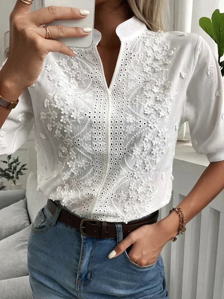 Haut décontracté blanc pour femmes Danoir Paris, brodé élégant, léger pour l'été, style chic et confortable.