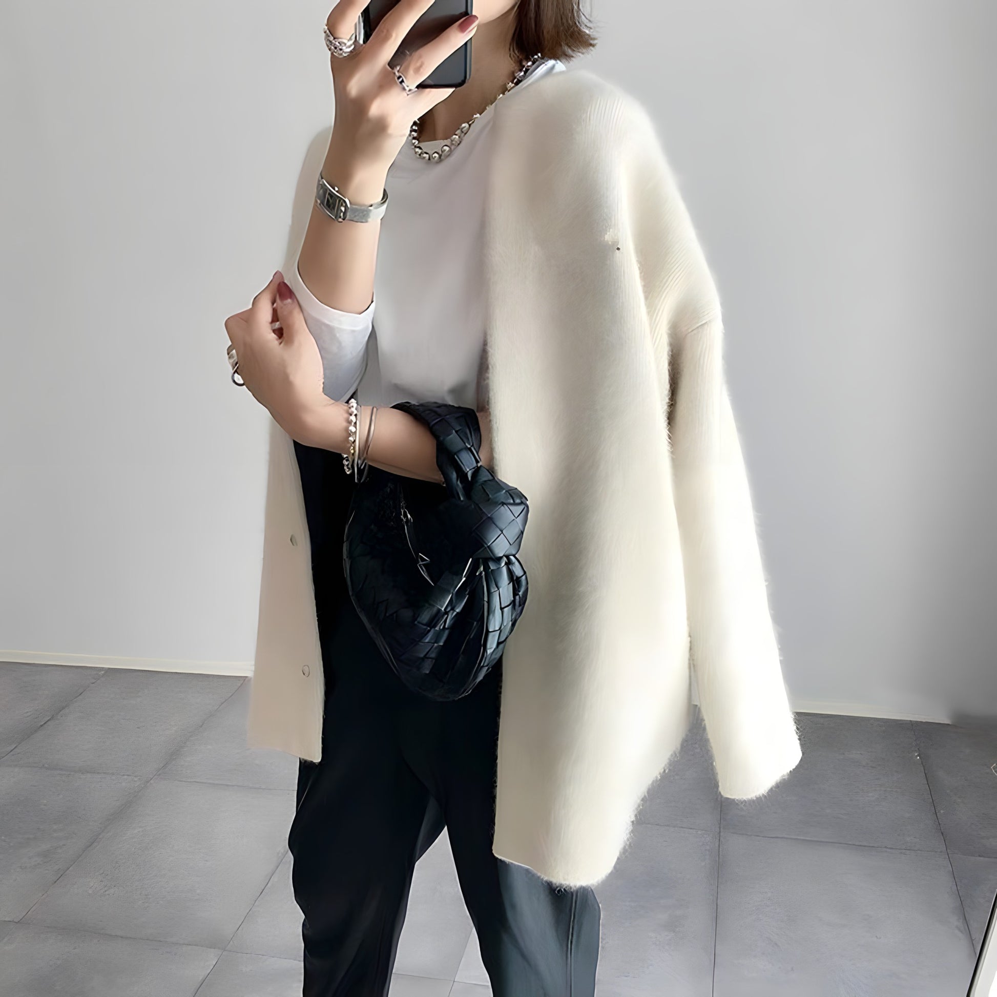 Cardigan élégant pour femmes Danoir Paris Whitney, en marron avec boutons, parfait pour un look chic et confortable.