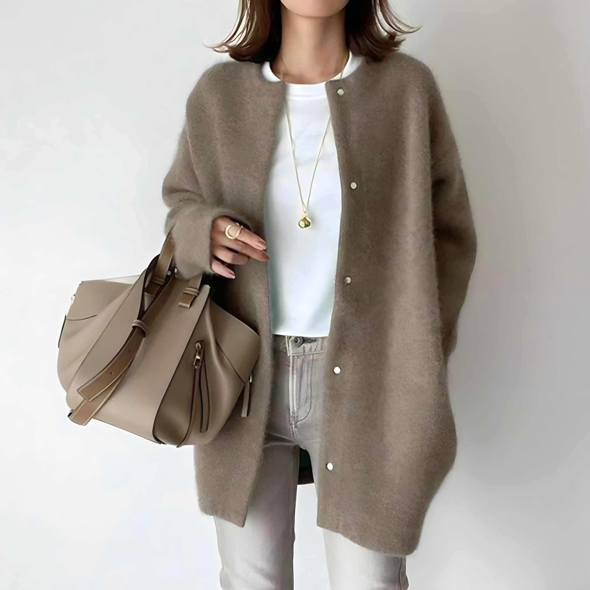 Cardigan élégant pour femme Whitney de Danoir Paris, en marron, avec boutons, porté sur un mannequin, vue de face.