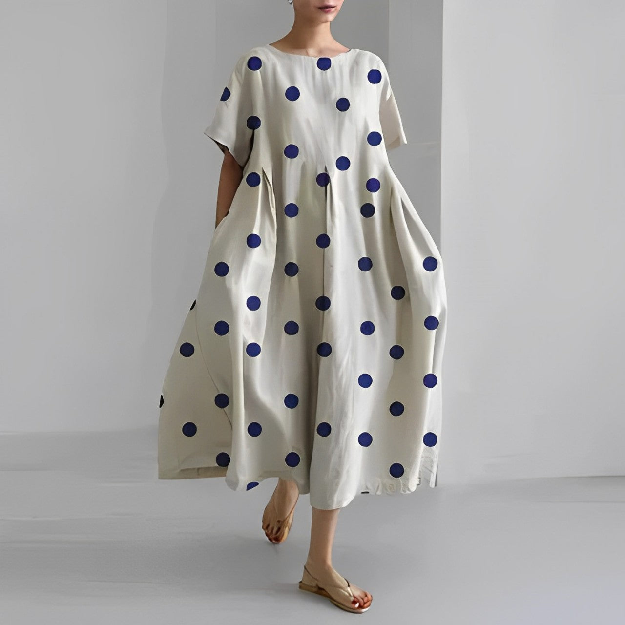 Robe bohème élégante Amelia de Danoir Paris, tissu fluide et détails raffinés, portée avec style et sophistication.