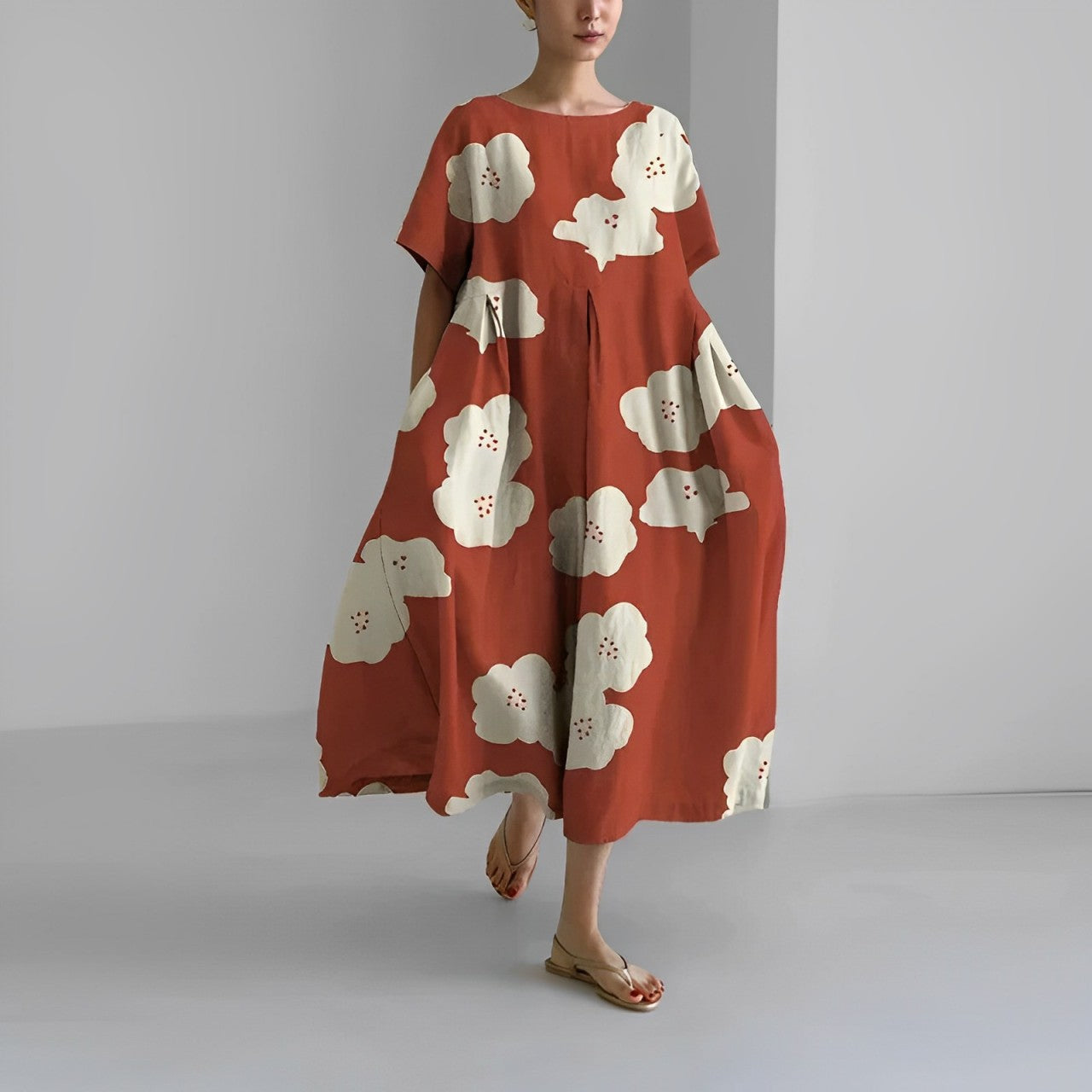 Robe bohème élégante Amelia de Danoir Paris, tissu léger avec détails floraux, portée avec style sophistiqué.