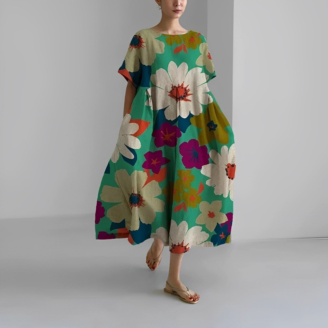 Robe bohème élégante Amelia de Danoir Paris, tissu fluide et détails raffinés, portée avec style et sophistication.