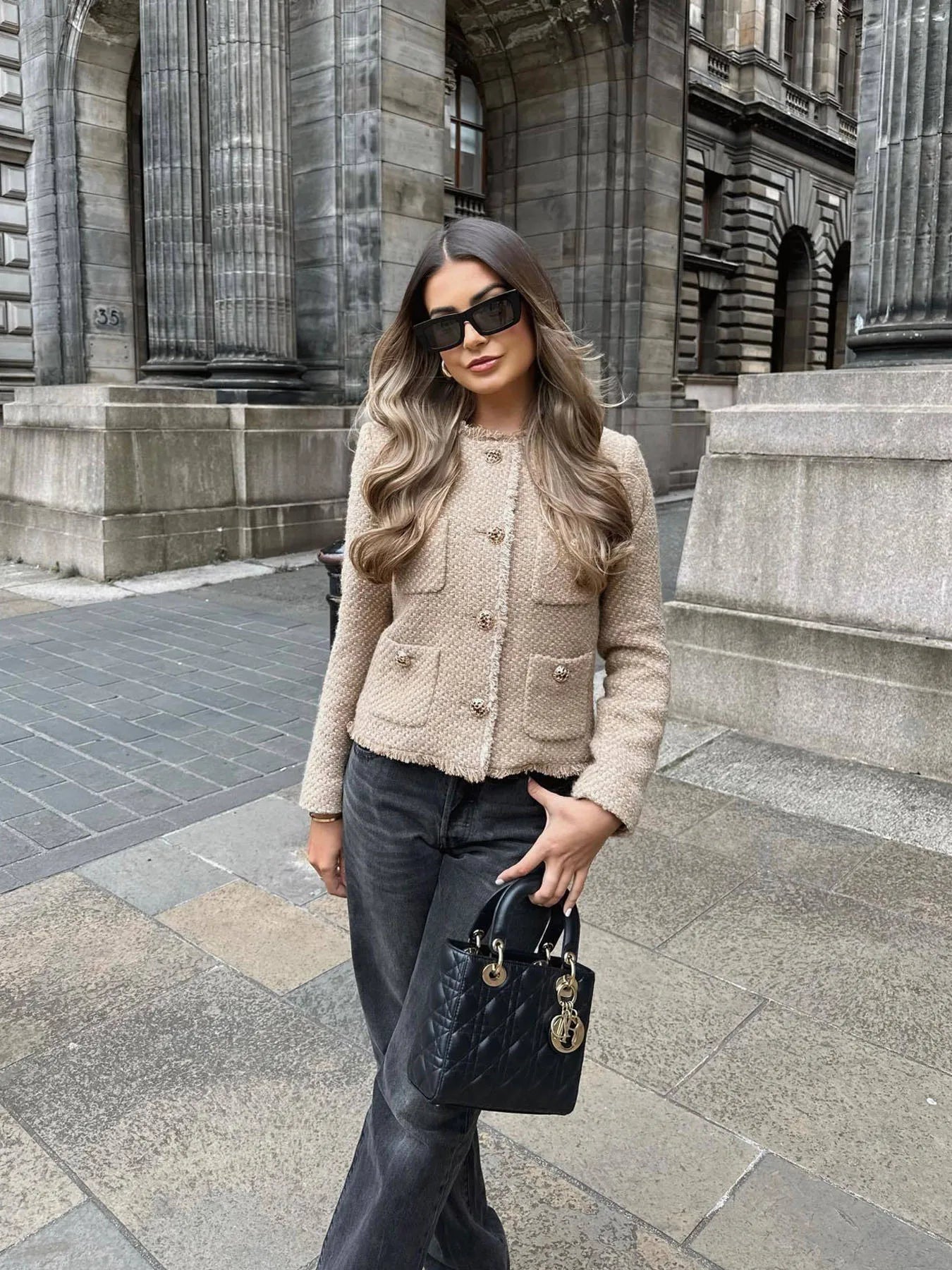 Veste chic beige Alice de Danoir Paris, coupe élégante et moderne, vue détaillée du devant du vêtement.