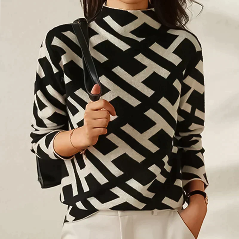 Pull doux et élégant Eloise de Danoir Paris, en tissu confortable, porté sur un mannequin, couleur neutre.