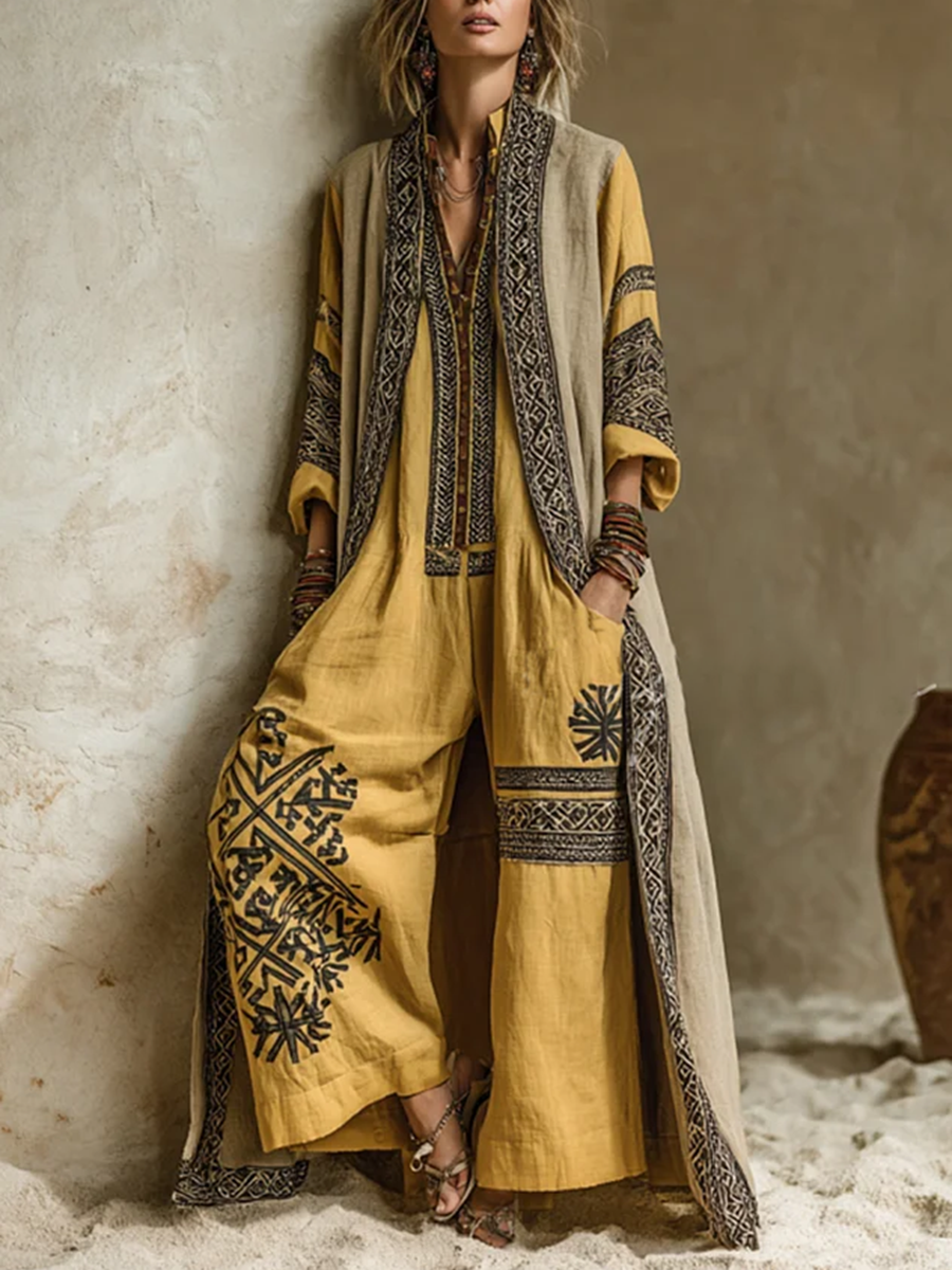Ensemble deux pièces bohème jaune ochre avec imprimé, par Danoir Paris, visible avec haut et pantalon assortis.